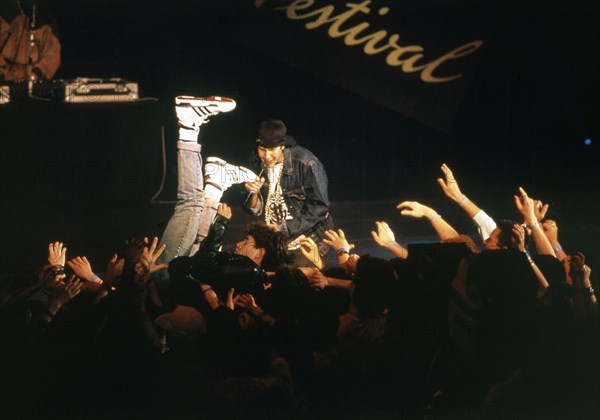 CONCIERTO DE ROCK-GRUPO BEASTIE BOYS ACTUANDO-MIEMBRO DEL GRUPO SE LANZA SOBRE EL PUBLICO

This