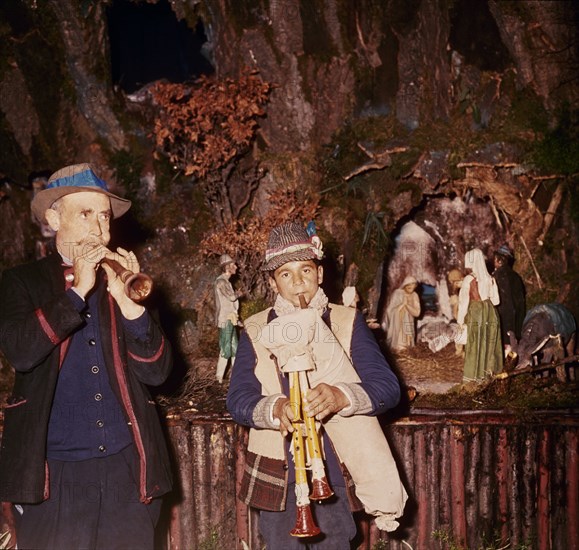 *GAITERO Y DULZAINANERO ANTE EL PORTAL DE BELEN

This image is not downloadable. Contact us for