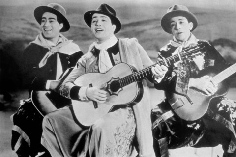 Carlos Gardel singing with two guitarists