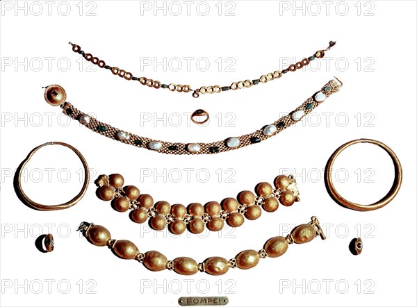 *JOYAS DE POMPEYA (BRAZALETE,COLLAR Y PENDIENTES)
NAPOLES, MUSEO ARQUEOLOGICO
