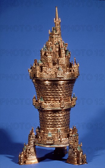 *COPA DE METAL DORADO
LONDRES, MUSEO VICTORIA ALBERTO
INGLATERRA

This image is not