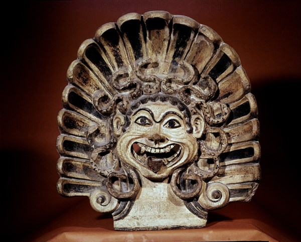 *MUSEO-MASCARA GORGONICA DE VELO EN TERRACOTA PINTADA
ROMA, VILLA JULIA
ITALIA