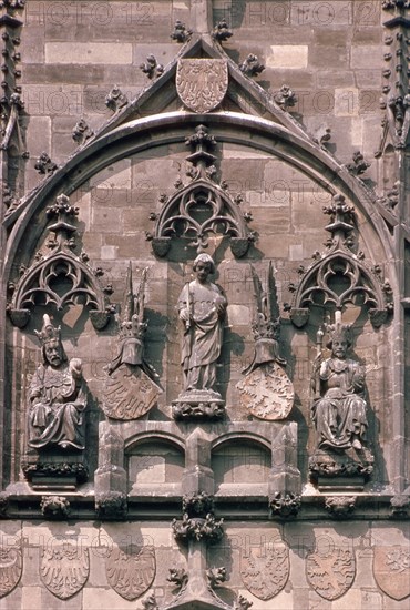 PARLER PETER
*TORRE DEL PUENTE CIUDAD VIEJA - DET-ESCULTURA ABAJO IZQ-CARLOS IV 1346-1378. SACRO.