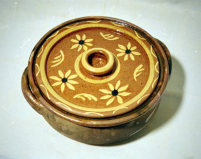 CAZUELA - OLLA CON DECORACION FLORAL
NIÑODAGUIA, COLECCION PARTICULAR
ORENSE