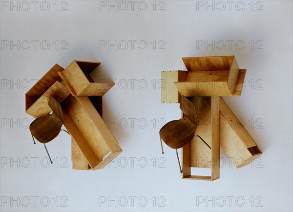 BADIOLA TXOMIN 1957-
"DOUBLE TROUBLE"1990-(2 ESCUL SILLAS MADERA)150X32,5X120
MADRID, GALERIA