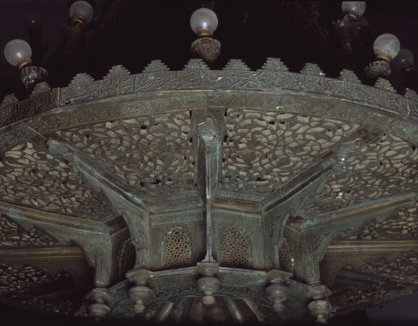 LAMPARA DE LA MEZQUITA-PERIODO MERINI-1333/37-VISTAS DE LA BASE
FEZ, MEZQUITA