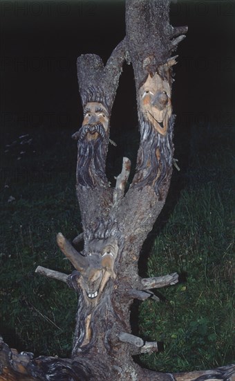 ESCULTURA EN TRONCO DE MADERA DE LOS DIOSES DE LOS VIENTOS-ARTE POPULAR
TIROL,