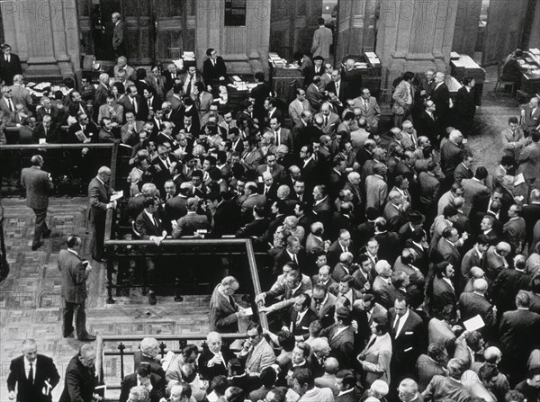 FOTOGRAFIA DEL INTERIOR DE LA BOLSA EN LOS AÑOS 60-LLENA DE GENTE-B/N
MADRID, BOLSA DE