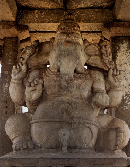 ESCULTURA DE GANESH GIGANTE-S XV
HAMPI - KARNA, RUINAS VIJAYANAGAR
INDIA

This image is not