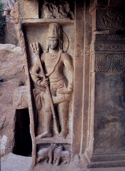 DETALLE DE ESCULTURA DEL GUARDIAN DE LA PUERTA
BADAMI, GRUTA PRIMERA
INDIA

This image is not
