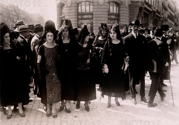 FOTOG-J.ROMERO DE TORRES POR LA GRAN VIA CON DAMAS-MADRID 1926
CORDOBA, MUSEO BELLAS