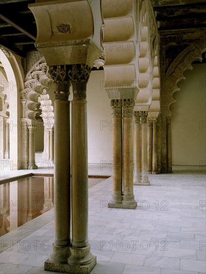 GALERIA-ARCOS MIXTILINEOS Y COLUMNAS CON CAPITELES EN ALABASTRO
ZARAGOZA, ALJAFERIA-CORTES