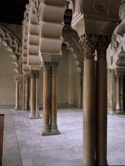 GALERIA-ARCOS MIXTILINEOS Y COLUMNAS CON CAPITELES DE ALABASTRO
ZARAGOZA, ALJAFERIA-CORTES