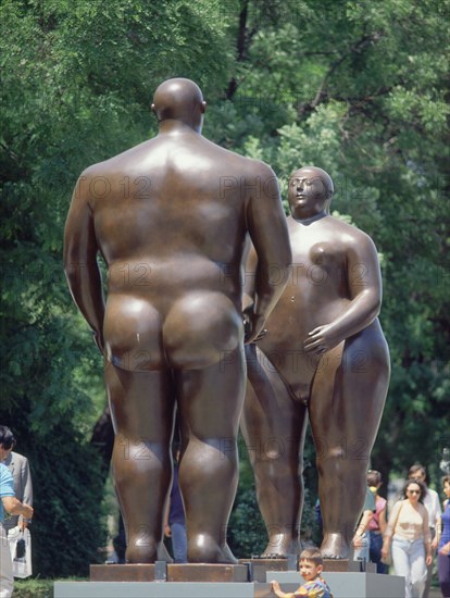 BOTERO FERNANDO 1932
ESCULTURA-PAREJA DE HOMBRE Y MUJER UNO FRENTE A OTRO
MADRID, EXPOSICION