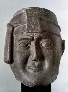 Tête d'Inca en pierre ornée de la mascaipacha ou borla (symbole du pouvoir impérial)