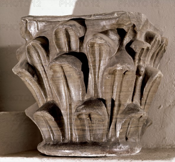 CAPITEL CLASICO PROCEDE DE S MIGUEL DE LILLO
OVIEDO, MUSEO ARQUEOLOGICO
ASTURIAS

This image is