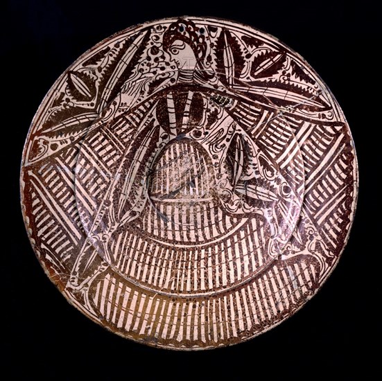 PLATO DE MANISES-S XV-MARRON-DECORADA CON DAMA DE GRANDES MANGAS
MADRID, INSTITUTO VALENCIA DE DON