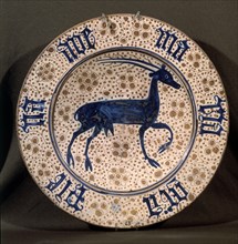 PLATO DE LA SERIE "AVE MARIA"CON FLORES DE PUNTOS-MANISES S XV-CIERVO
MADRID, MUSEO ARQUEOLOGICO