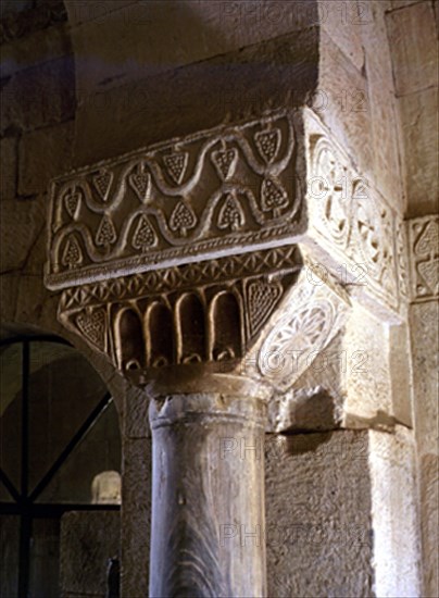 INTERIOR - CAPITEL VISIGOTICO DEL SIGLO VII
PROVINCIA, IGLESIA DE SAN PEDRO NAVE
ZAMORA

This