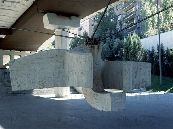 CHILLIDA EDUARDO 1924/2002
LA SIRENA VARADA   (PASEO DE LA CASTELLANA)
MADRID, MUSEO AL AIRE
