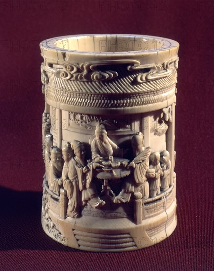 BOTE PARA PINCELES(DIN TS'ING-EMP K'ANG-HUI)-ERUDITOS EN PABELLON
ESTOCOLMO, MUSEO REAL ARTE