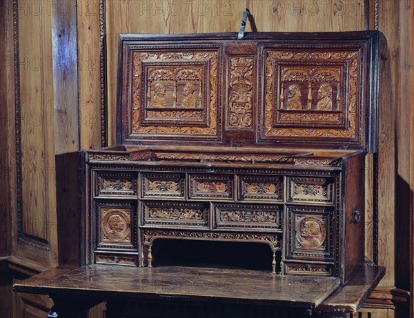 ESCRITORIO EN MADERA DE NOGAL Y BOJ-1540-TRABAJO NORDESTE ESPAÑA-
MADRID, BANCO