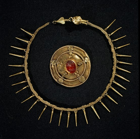 COLLAR ILERGETE EN ORO Y CAMAFEO CON EFIGIE ROMANA EN ORO, PROCEDE DE LA PEDRERA
LERIDA, MUSEO