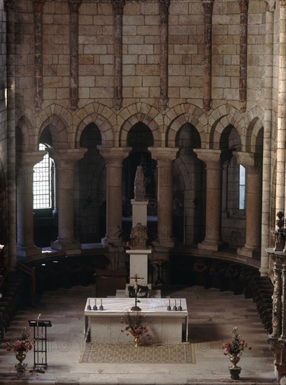 INTERIOR DE LA IGLESIA - ALTAR Y GIROLA DE PLANTA CIRCULAR- S XIII
OSERA,