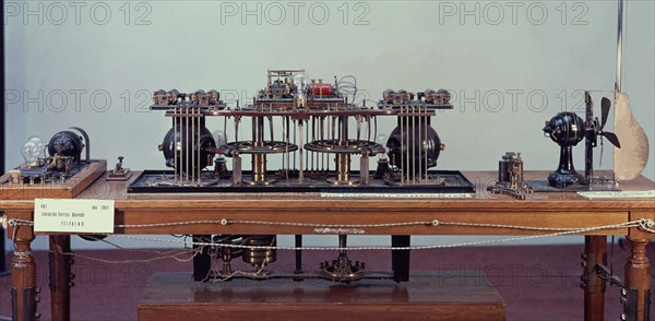 TORRES QUEVEDO LEONARDO 1852/1936
TELEKINO O TORPEDO-AUTOMOVIL DIRIGIDO POR HONDAS HERTZIANAS -