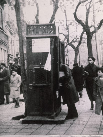Confessional collecting funds for the International Red Aid