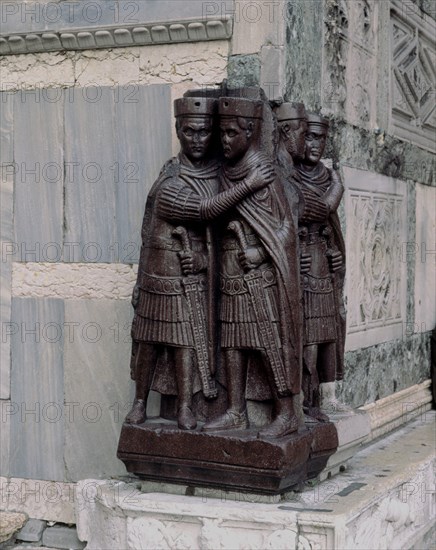 LOS TETRARCAS O GRUPO DEL GORI - S IV  COMPAÑEROS DE DIOCLECIANO
VENECIA, BASILICA DE SAN