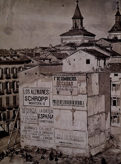 ANUNCIOS EN LA PUERTA DEL SOL DURANTE LA REFORMA - AL FONDO LA TORRE DE LA IGLESIA DE S LUIS -