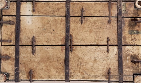 PARTE INFERIOR - COFRE DE MADERA DEL PALACIO DE MEDINA AZAHARA - 980
GRANADA, MUSEO