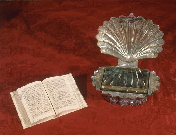 SANTA TERESA 1515/1582
MANUSCRITO DEL CAMINO DE PERFECCION  Y CAJA CON FORMA DE CONCHA PARA