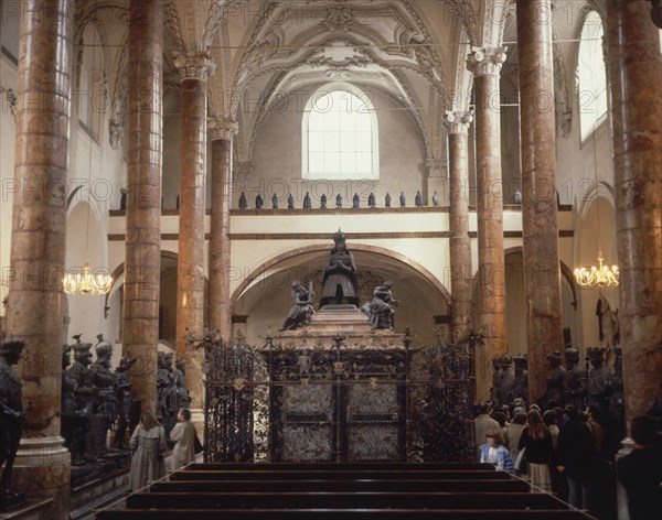 VISTA GENERAL CON ENTERRAMIENTO DE MAXIMILIANO CON 40 ESTATUAS
INNSBRUCK, HOKFKIRCHE IGLESIA