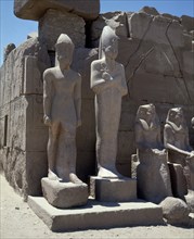 COLOSOS EN EL SEGUNDO PILON
TEBAS, KARNAC
EGIPTO
