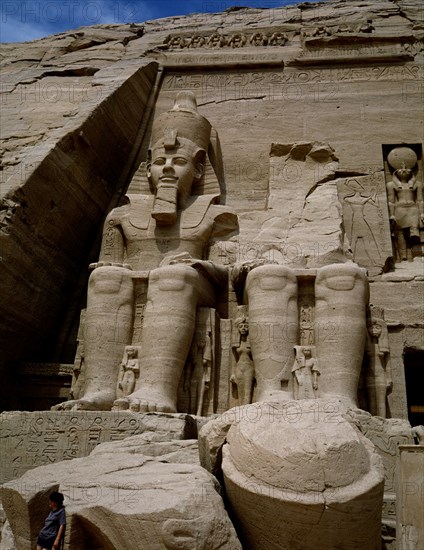 COLOSOS DE LA ENTRADA EXCAVADOS EN ROCA - XIX DINASTIA - 1260 AC
ABU SIMBEL, TEMPLO RAMSES