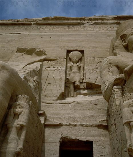 COLOSOS DE LA ENTRADA EXCAVADOS EN ROCA - XIX DINASTIA - 1260 AC
ABU SIMBEL, TEMPLO RAMSES