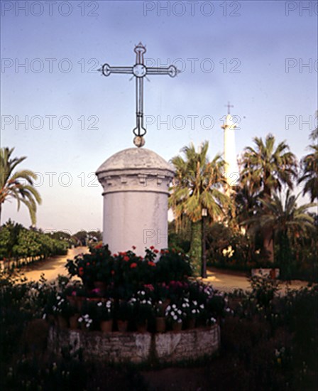 PLAZA DE ACCESO-ZONA AJARDINADA CON MONUMENTO DETRAS
RABIDA LA, MONASTERIO
HUELVA

This image
