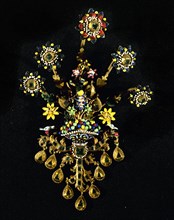 BROCHE DE ORO ESMALTES Y ESMARALDAS-SIGLO XVIII-ARTES DECORATIVAS
MADRID, MUSEO ARQUEOLOGICO