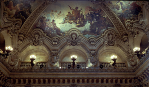Plafond du hall de l'opéra Garnier à Paris
