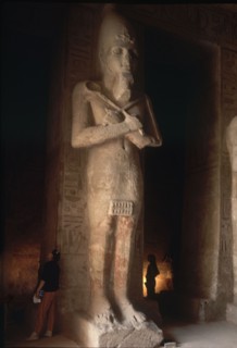 Statue de pharaon à l'intérieur du Temple de Ramsès II à Abou Simbel
