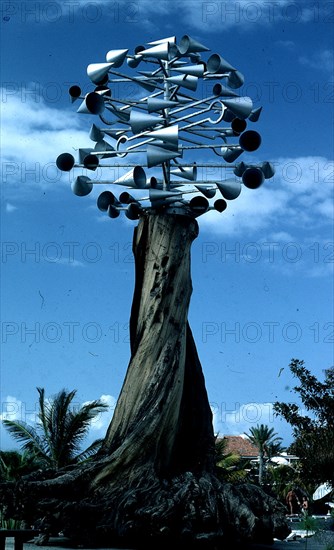 MANRIQUE CESAR 1920/92
ESCULTURA (SOTAVENTO
PTO CRUZ, EXTERIOR
TENERIFE

This image is not