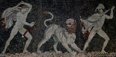 MOSAICO DE LA CAZA DEL LEON DEPORTE ORIENTAL
PELLA, PALACIO ALESSANDRO
GRECIA

This image is
