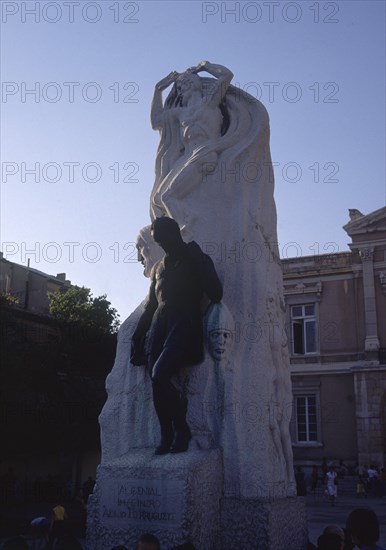 MACHO VICTORIO 1887/1966
MONUMENTO A BERRUGUETE EN LA PLAZA MAYOR
PALENCIA,