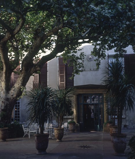 PATIO DE HOTEL
AVIGNON, EXTERIOR
FRANCIA