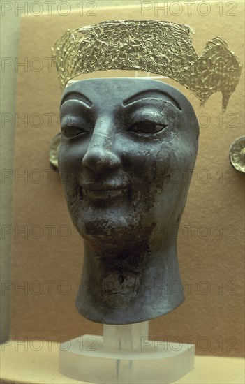 CABEZA DE MUJER (ARTEMIS?) EN MARFIL CON CORONA DE ORO
DELFOS, MUSEO
GRECIA

This image is not