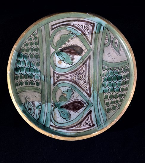 PLATO CERAMICA VERDE DE PATERNA CON PECES-S XIV
VALENCIA, MUSEO CERAMICA GONZALEZ