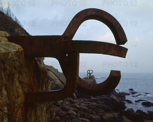 CHILLIDA EDUARDO 1924/2002
EL PEINE DE LOS VIENTOS EN LA PLAZA DEL TENIS
SAN SEBASTIAN,