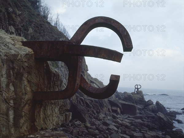 CHILLIDA EDUARDO 1924/2002
EL PEINE DE LOS VIENTOS EN LA PLAZA DEL TENIS
SAN SEBASTIAN,